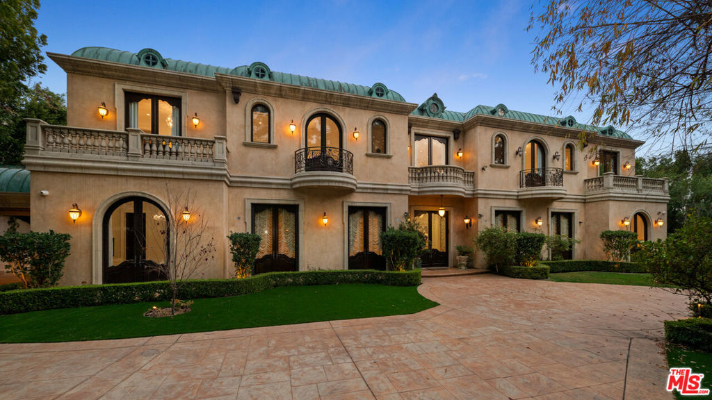 Residential Lease for rent at 1021 N Crescent Drive, Beverly Hills CA featuring 7 beds and 8 baths