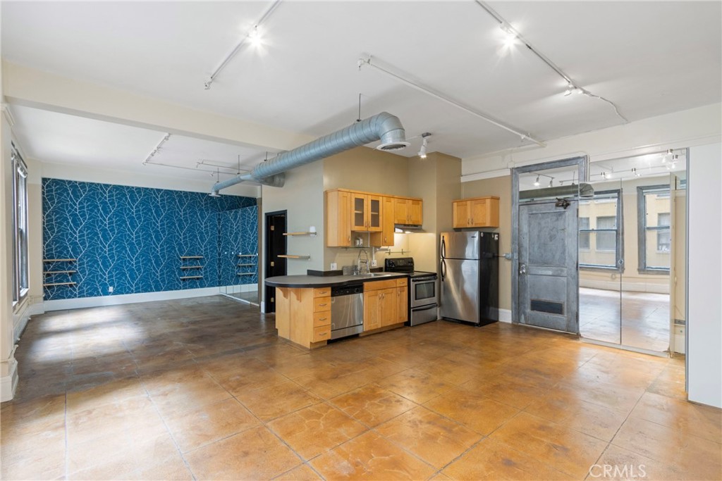 Residential Lease for rent at 108 W 2nd Street 410, Los Angeles, Los Angeles County CA featuring 1 bed and 1 bath
