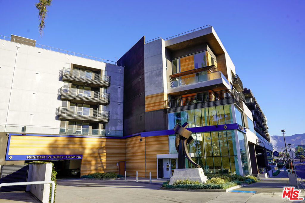 Residential Lease for rent at 3425 W OLIVE Avenue 205, Burbank CA featuring 2 beds and 2 baths