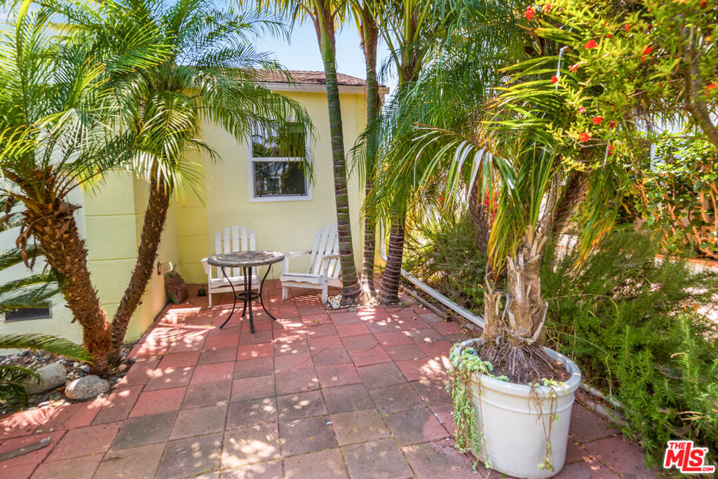 Residential Lease for rent at 6506 W 82nd Street, Los Angeles, Los Angeles County CA featuring 3 beds and 2 baths