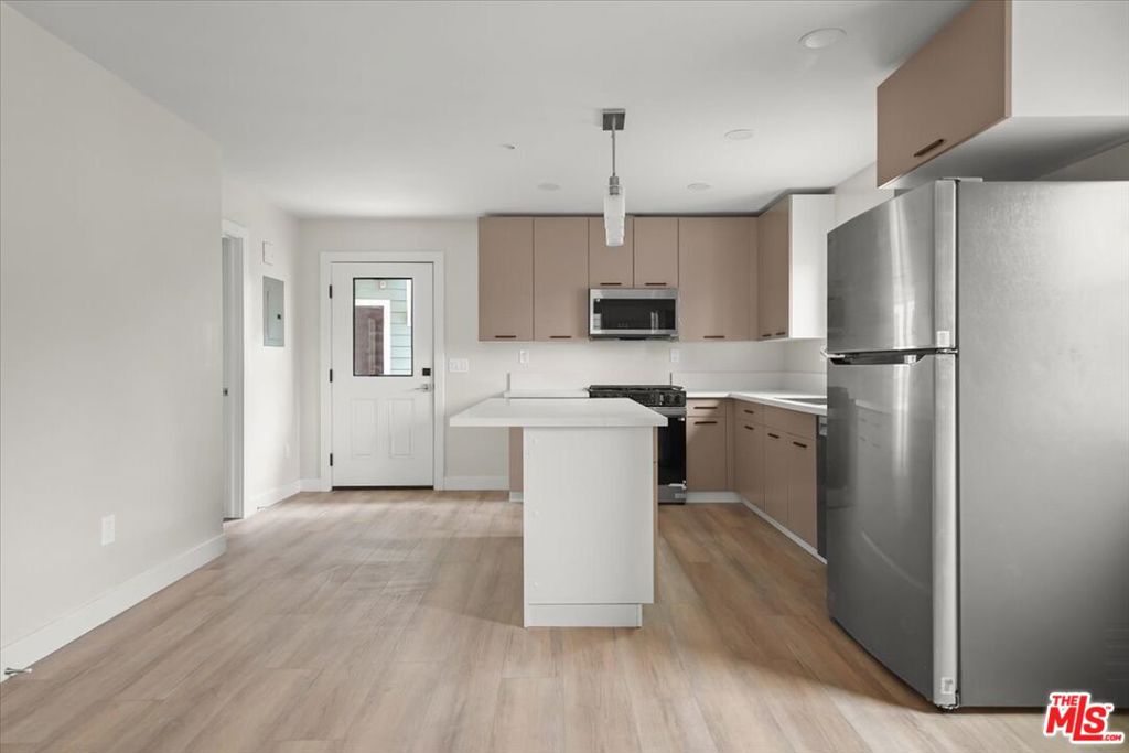 Residential Lease for rent at 1317 Punta Gorda 1, Santa Barbara CA featuring 2 beds and 3 baths