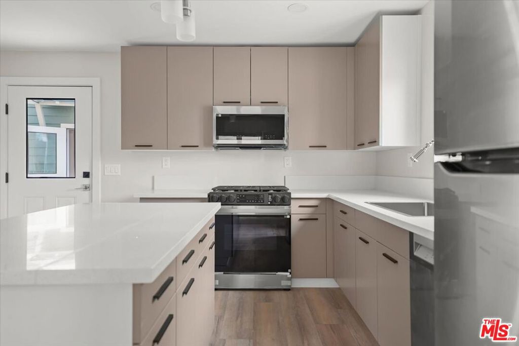 Residential Lease for rent at 1317 Punta Gorda 5, Santa Barbara CA featuring 2 beds and 3 baths