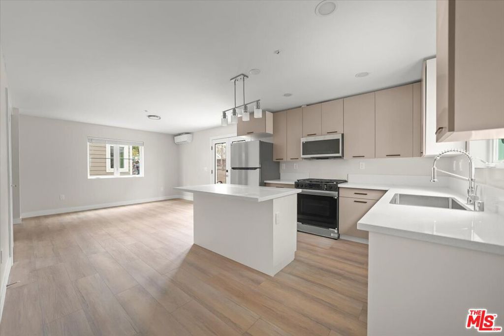 Residential Lease for rent at 1317 Punta Gorda 14, Santa Barbara CA featuring 2 beds and 3 baths