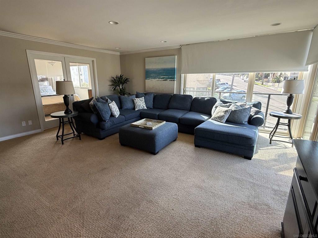 Residential Lease for rent at 909 Coast 6, La Jolla, San Diego County CA featuring 2 beds and 2 baths