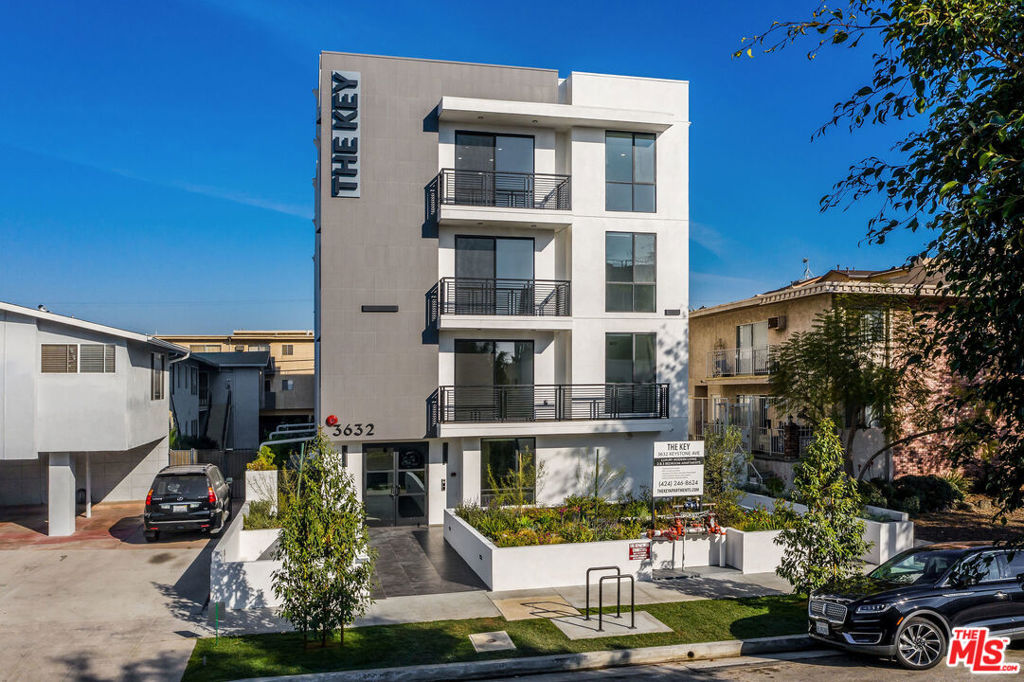 Residential Lease for rent at 3632 S Keystone Avenue 302, Los Angeles, Los Angeles County CA featuring 3 beds and 3 baths