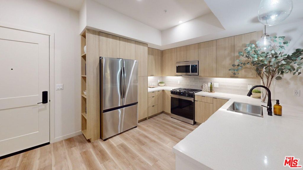 Residential Lease for rent at 800 N Front Street 1330, Burbank, Los Angeles County CA featuring 2 beds and 2 baths