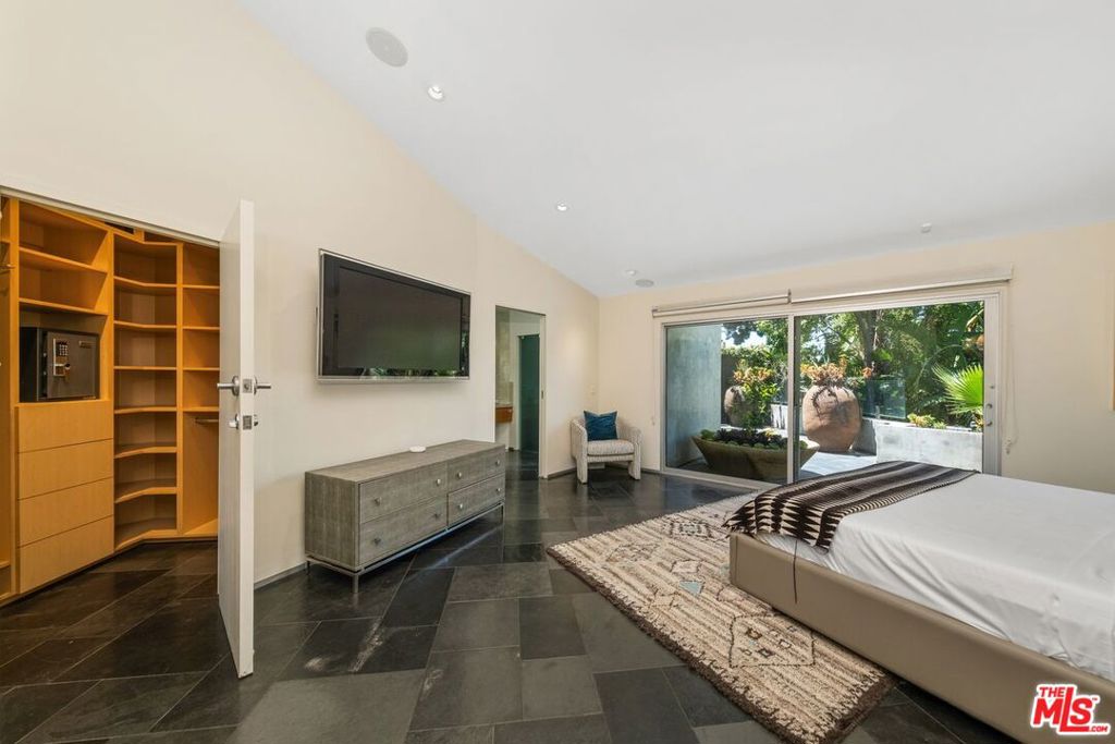 Residential Lease for rent at 2625 Mar Lu Drive, Los Angeles, Los Angeles County CA featuring 3 beds and 4 baths