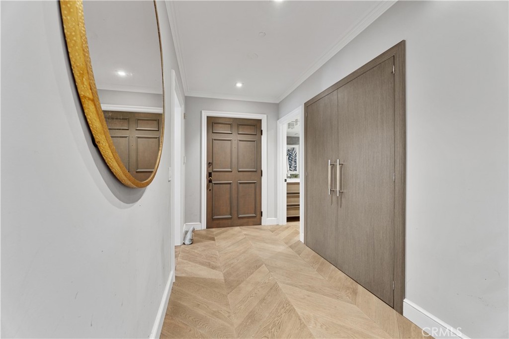 Residential Lease for rent at 277 S Spalding Drive 201, Beverly Hills, Los Angeles County CA featuring 2 beds and 3 baths