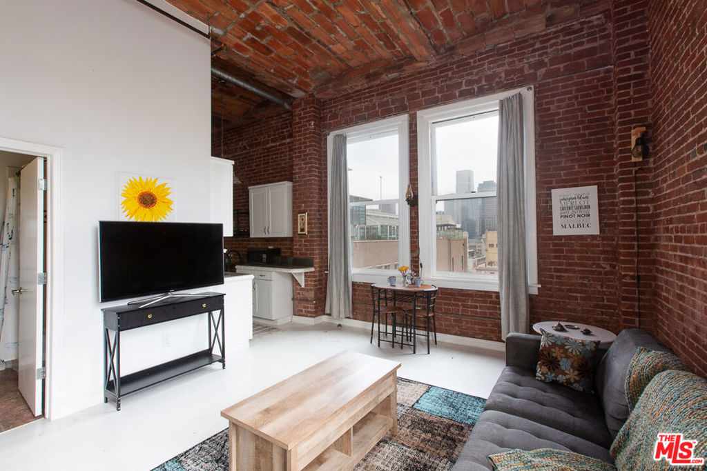 Residential for sale at 215 W 7th Street 1301, Los Angeles CA and 1 bath