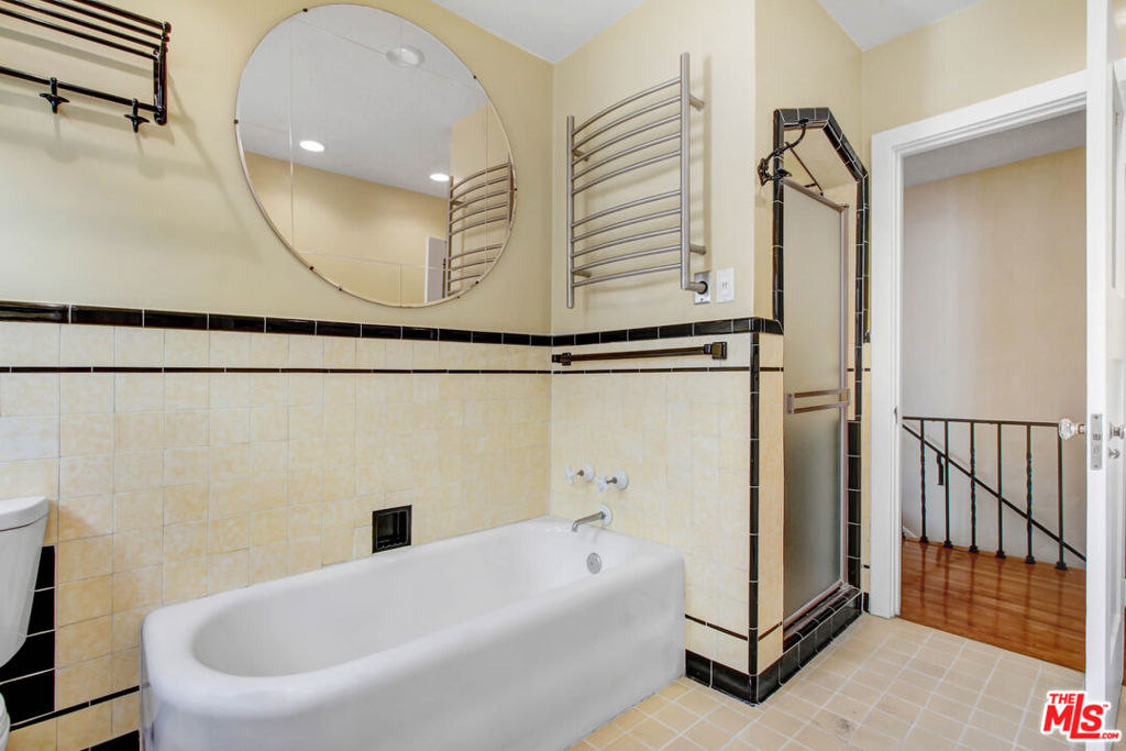 Residential Lease for rent at 1020 Hi Point Street 1020, Los Angeles, Los Angeles County CA featuring 4 beds and 4 baths