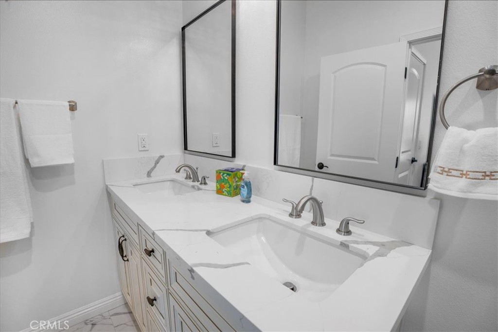 Residential Lease for rent at 89 N Grand Oaks Ave 105, Pasadena, Los Angeles County CA featuring 2 beds and 3 baths