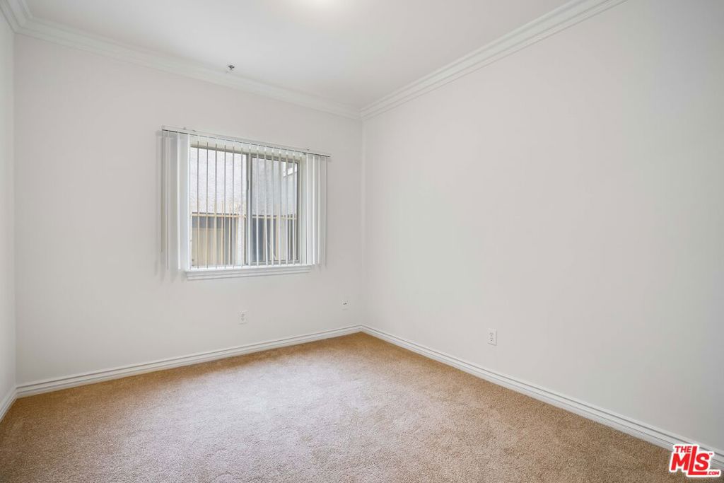 Residential Lease for rent at 3328 Oakhurst Avenue 111, Los Angeles, Los Angeles County CA featuring 2 beds and 2 baths