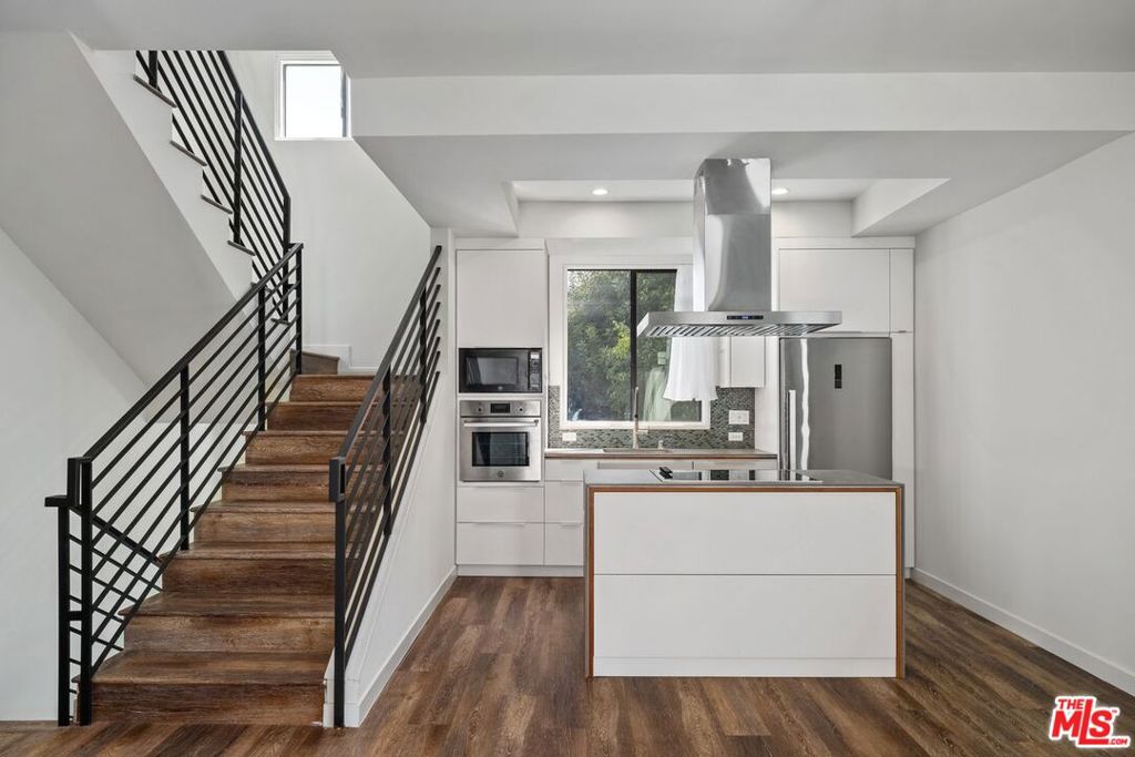 Residential Lease for rent at 11254 MISSISSIPPI Avenue 4, Los Angeles, Los Angeles County CA featuring 3 beds and 3 baths