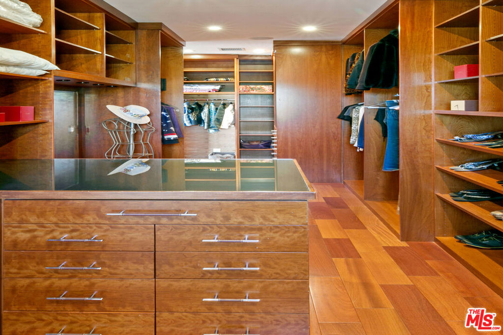 Residential Lease for rent at , Malibu CA featuring 5 beds and 6 baths