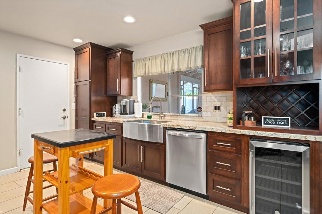 Residential Lease for rent at 76550 New York Avenue, Palm Desert CA featuring 3 beds and 2 baths