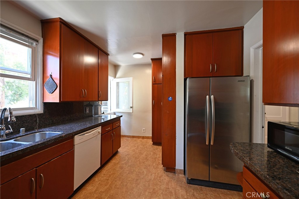 Residential Lease for rent at 11063 Ohio Avenue, Los Angeles, Los Angeles County CA featuring 5 beds and 3 baths