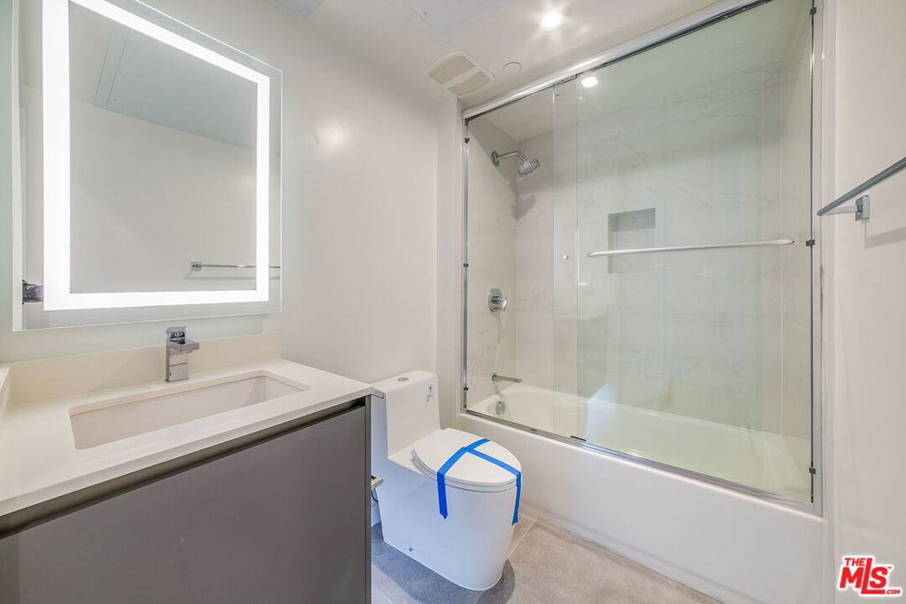 Residential Lease for rent at 214 S Westmoreland Avenue 5, Los Angeles, Los Angeles County CA featuring 2 beds and 2 baths