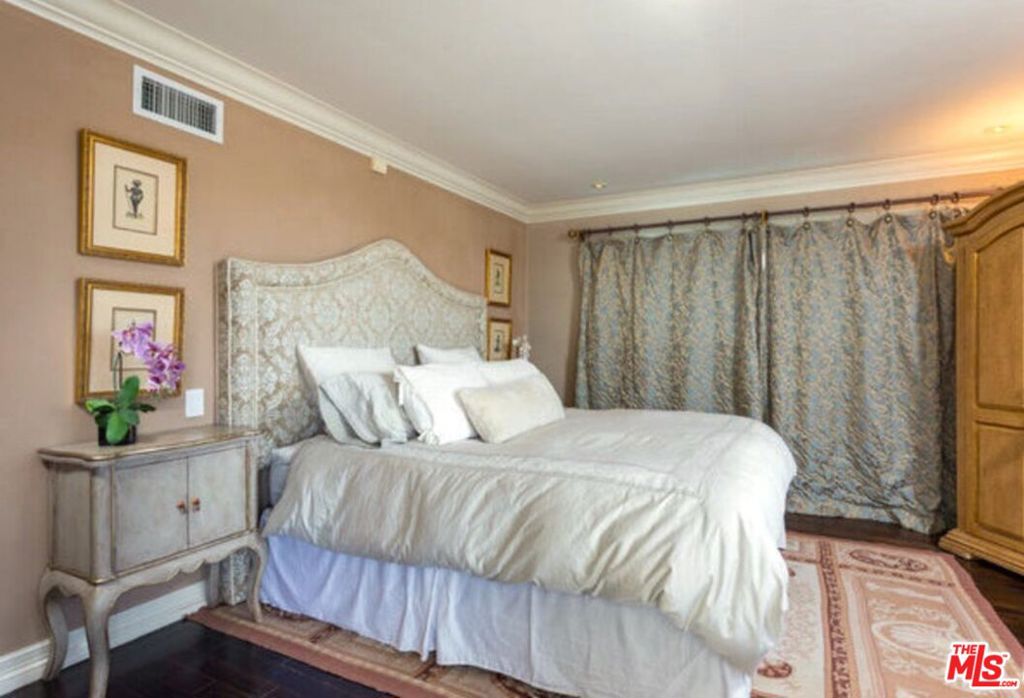 Residential Lease for rent at 2050 Linda Flora Drive, Los Angeles, Los Angeles County CA featuring 3 beds and 3 baths