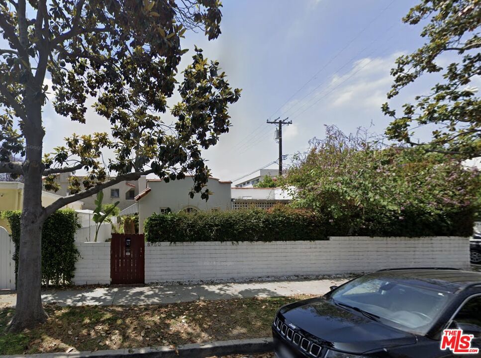 Residential Lease for rent at 8950 Dayton Way, Beverly Hills, Los Angeles County CA featuring 2 beds and 1 bath