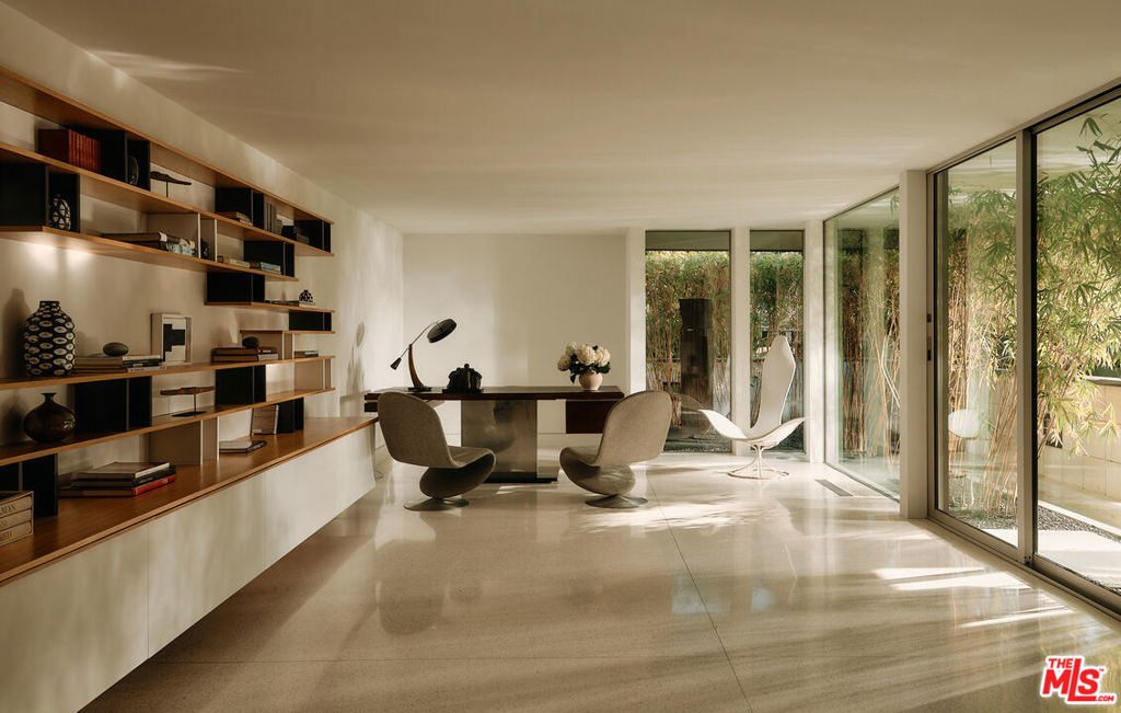 Residential Lease for rent at 1061 Loma Vista Drive, Beverly Hills CA featuring 6 beds and 8 baths