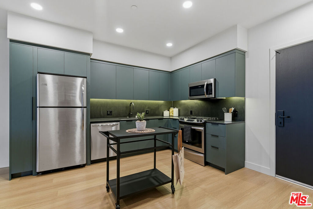 Residential Lease for rent at 10601 Washington Boulevard 428, Culver City, Los Angeles County CA featuring 1 bed and 1 bath