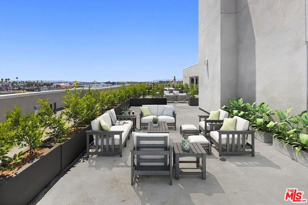 Residential Lease for rent at 2783 Francis Avenue 307, Los Angeles, Los Angeles County CA featuring 2 beds and 2 baths