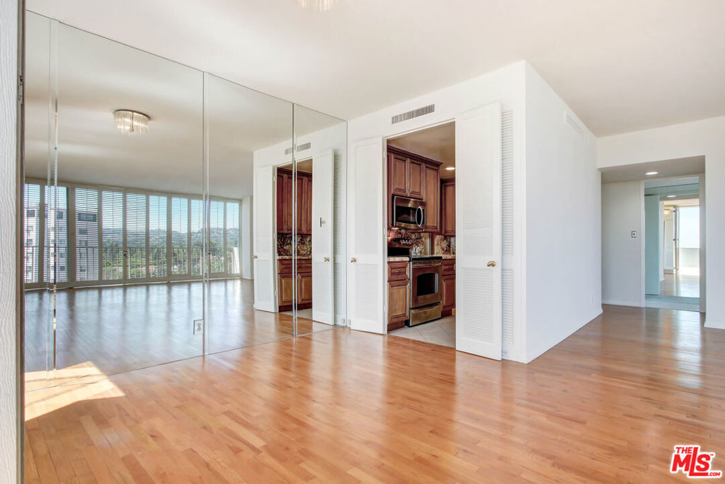 Residential Lease for rent at 10433 WILSHIRE 1001, Los Angeles, Los Angeles County CA featuring 2 beds and 2 baths