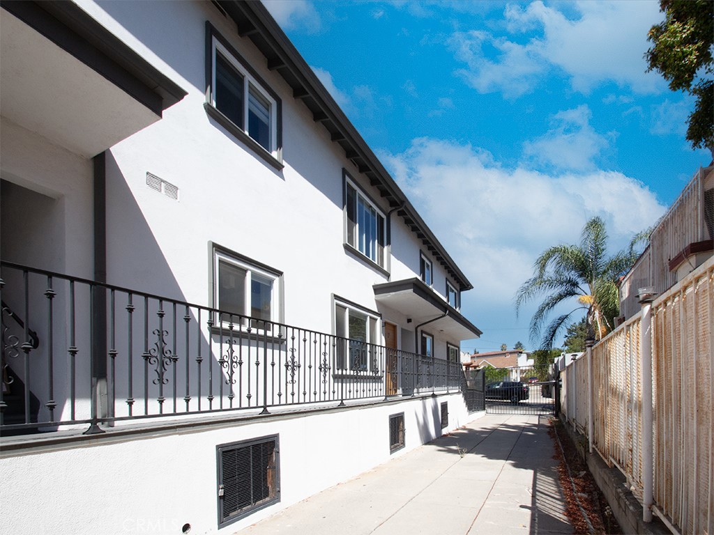 Residential Lease for rent at 2027 Vista Del Mar 2, Los Angeles, Los Angeles County CA featuring 1 bed and 1 bath