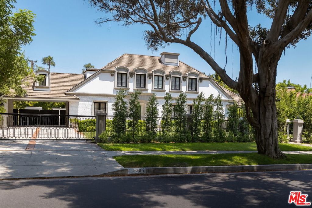 Residential Lease for rent at 908 N Rexford Drive, Beverly Hills CA featuring 6 beds and 7 baths