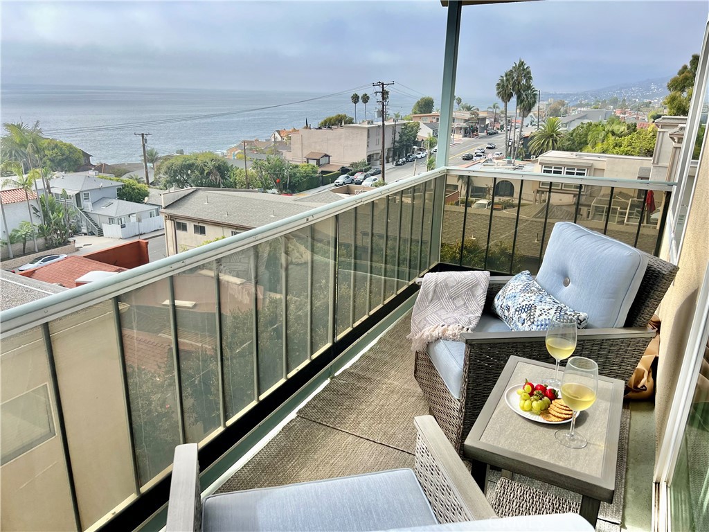 Residential Lease for rent at 240 Moss 15, Laguna Beach CA featuring 1 bed and 1 bath