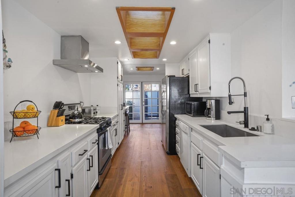 Residential Lease for rent at 13053 Caminito Del Rocio, Del Mar CA featuring 3 beds and 4 baths