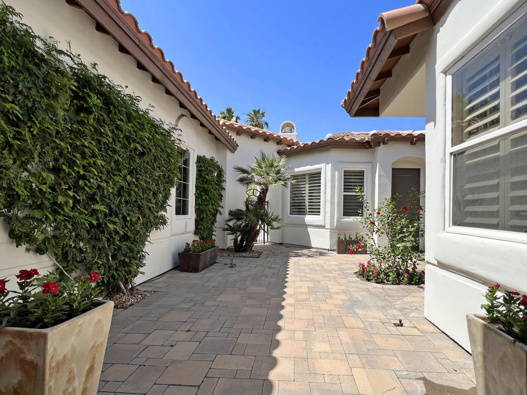 Residential for sale at 79015 Via San Clara, La Quinta CA featuring 4 beds and 5 baths