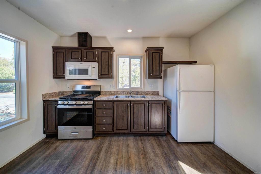 Manufactured In Park for sale at 12125 Lake Boulevard 61, Redding CA featuring 1 bed and 1 bath
