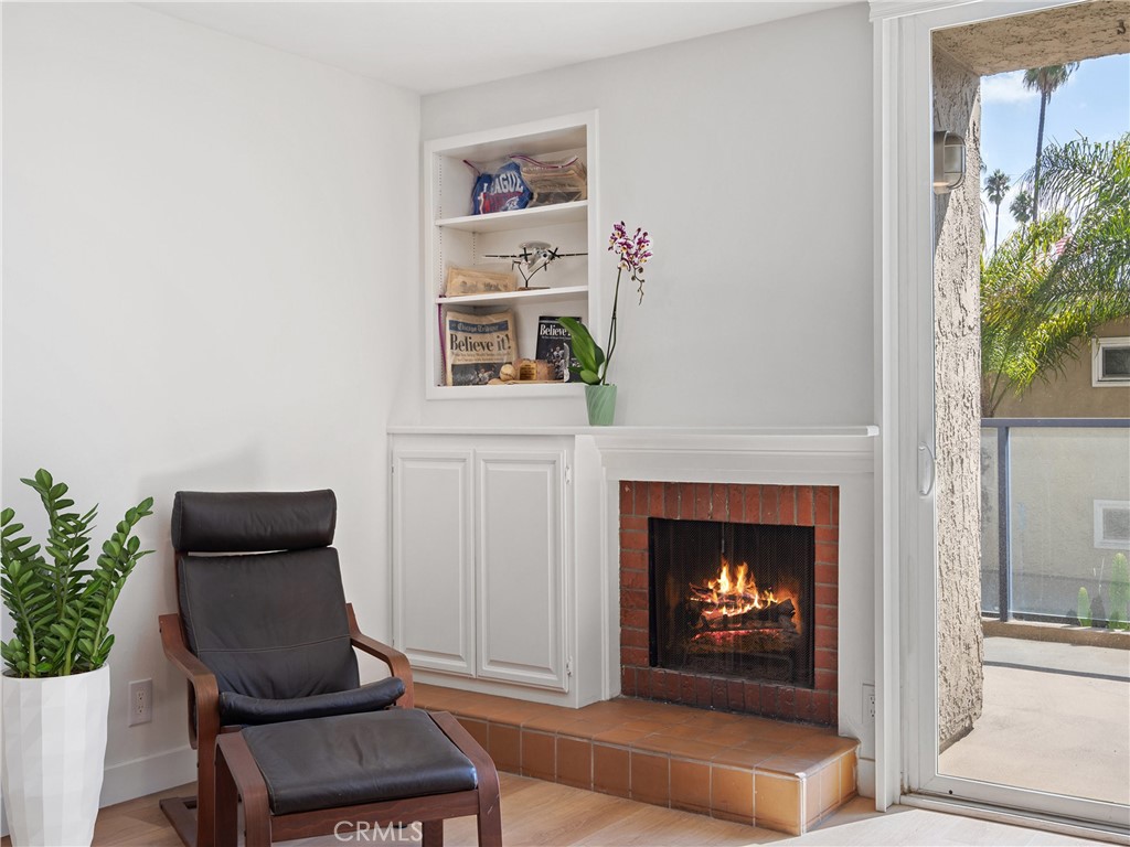 Residential for sale at 1 3rd Pl 2, Long Beach CA featuring 2 beds and 3 baths