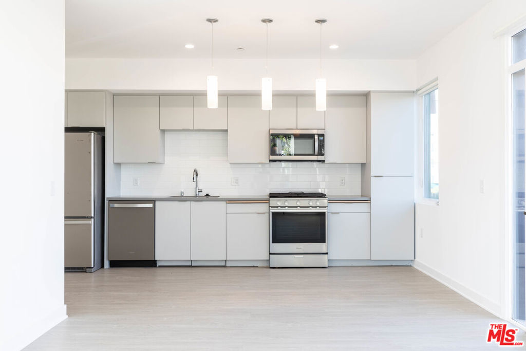 Residential Lease for rent at 843 Wilcox Avenue 201, Los Angeles, Los Angeles County CA featuring 3 beds and 2 baths