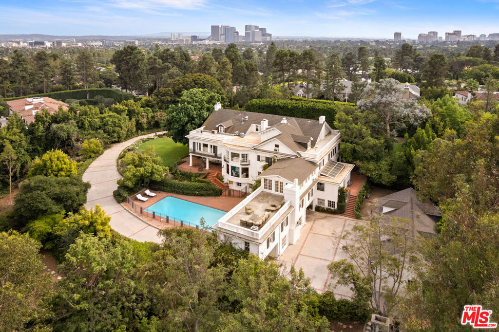 Residential Lease for rent at 1006 N Crescent Drive, Beverly Hills CA featuring 10 beds and 6 baths