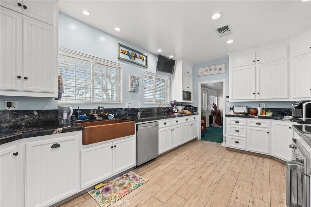 Residential for sale at 28106 Highway 119, Taft CA featuring 9 beds and 6 baths