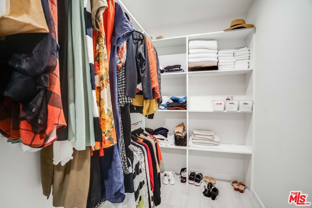 Residential Lease for rent at 1021 S Shenandoah Street 101, Los Angeles, Los Angeles County CA featuring 3 beds and 4 baths