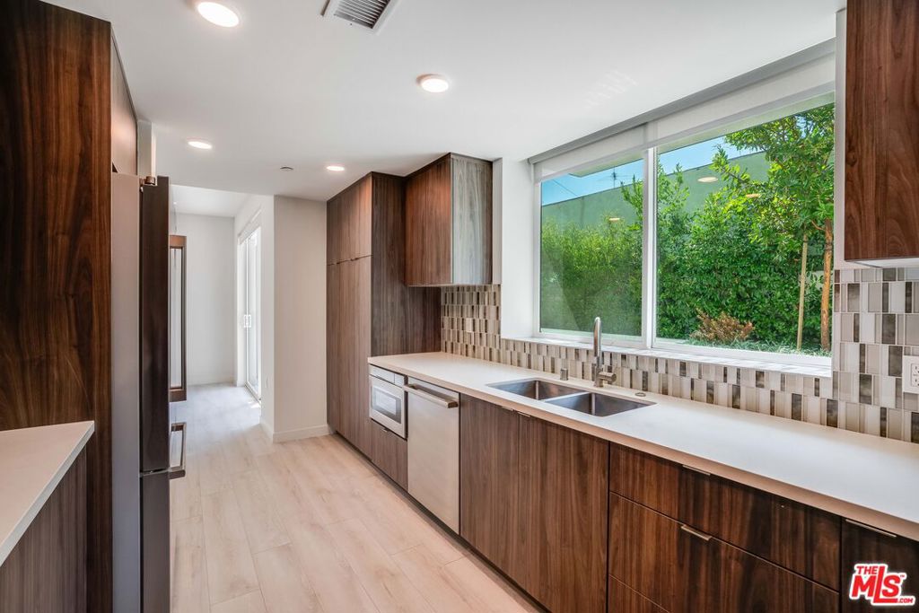 Residential Lease for rent at 1021 S Shenandoah Street 102, Los Angeles, Los Angeles County CA featuring 3 beds and 4 baths