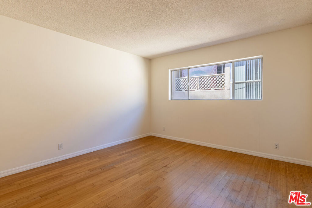 Residential Lease for rent at 1033 6TH Street 304, Santa Monica, Los Angeles County CA featuring 3 beds and 2 baths
