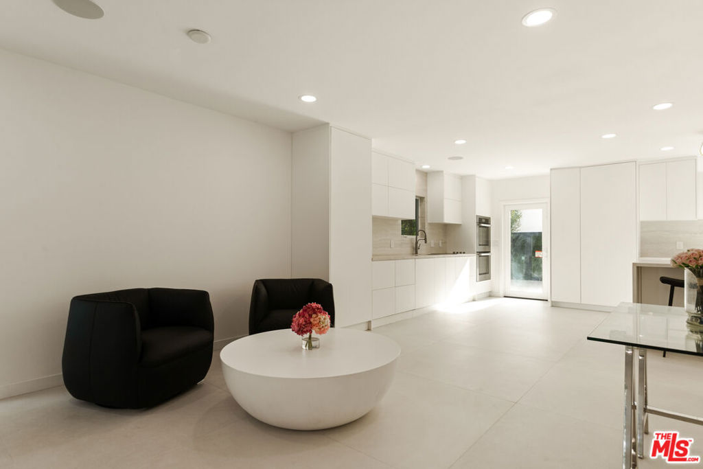 Residential Lease for rent at 9432 Oakmore Road, Los Angeles, Los Angeles County CA featuring 5 beds and 6 baths