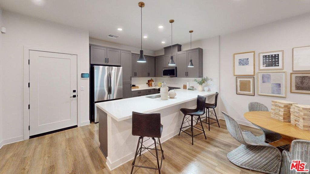 Residential Lease for rent at 13995 Foothill Boulevard 2610, Fontana, San Bernardino County CA featuring 2 beds and 2 baths