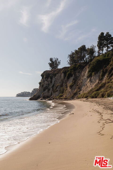 Manufactured In Park for sale at 43 Paradise Cove Road, Malibu CA featuring 1 bed and 1 bath