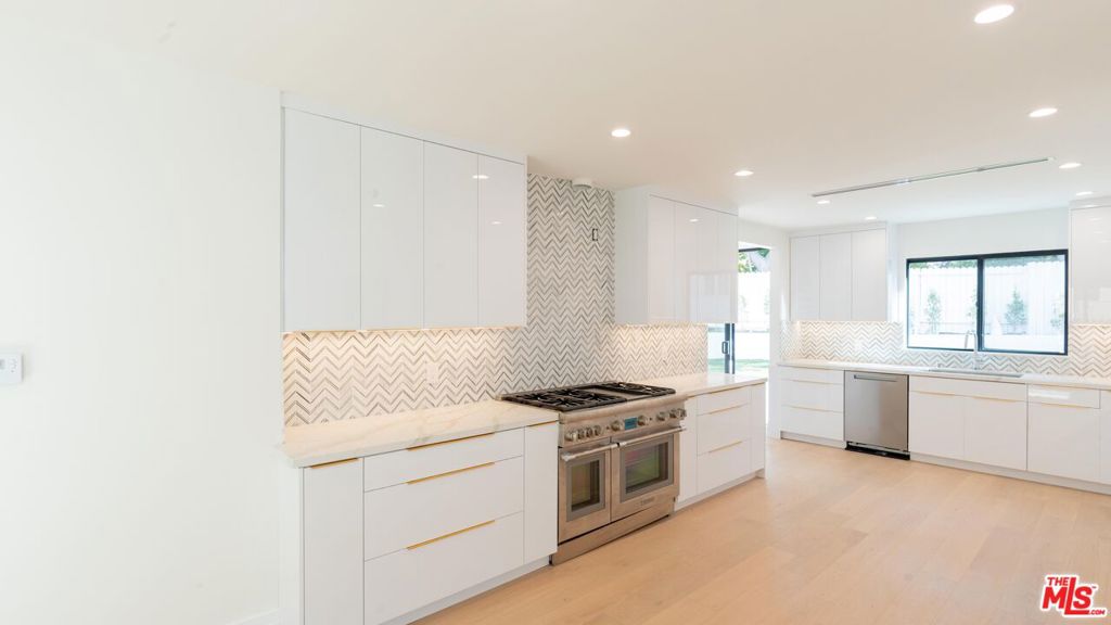 Residential Lease for rent at 10520 Ashton Avenue, Los Angeles, Los Angeles County CA featuring 4 beds and 5 baths