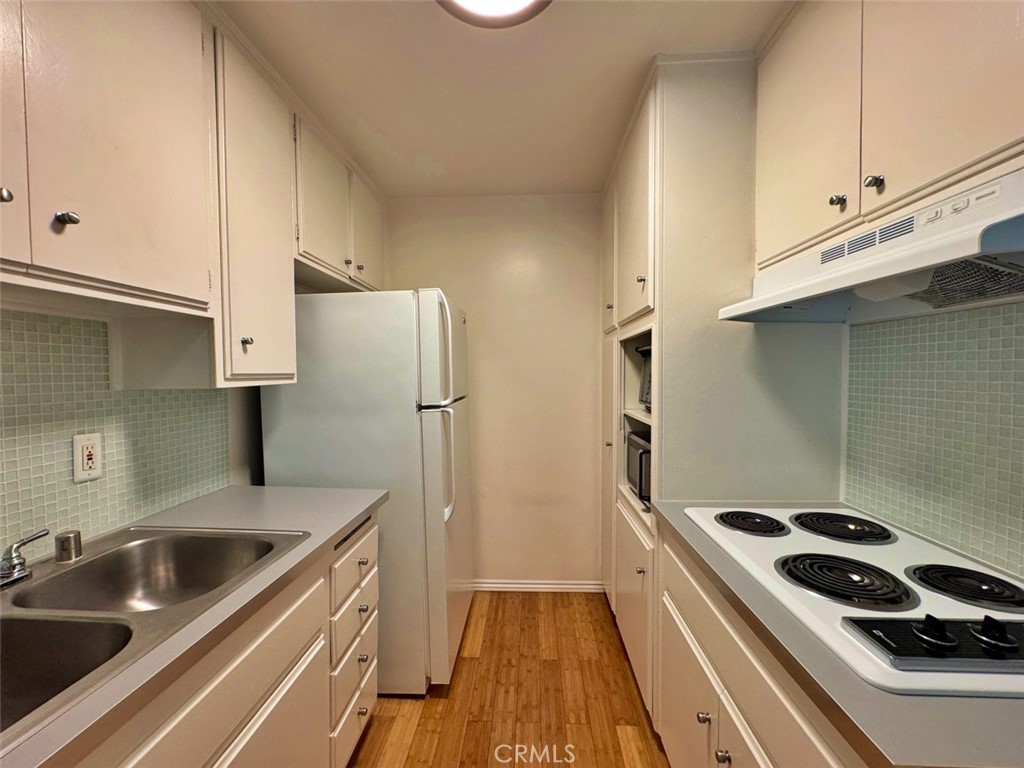 Residential Lease for rent at 5625 Sumner Way 212, Culver City CA featuring 1 bed and 1 bath