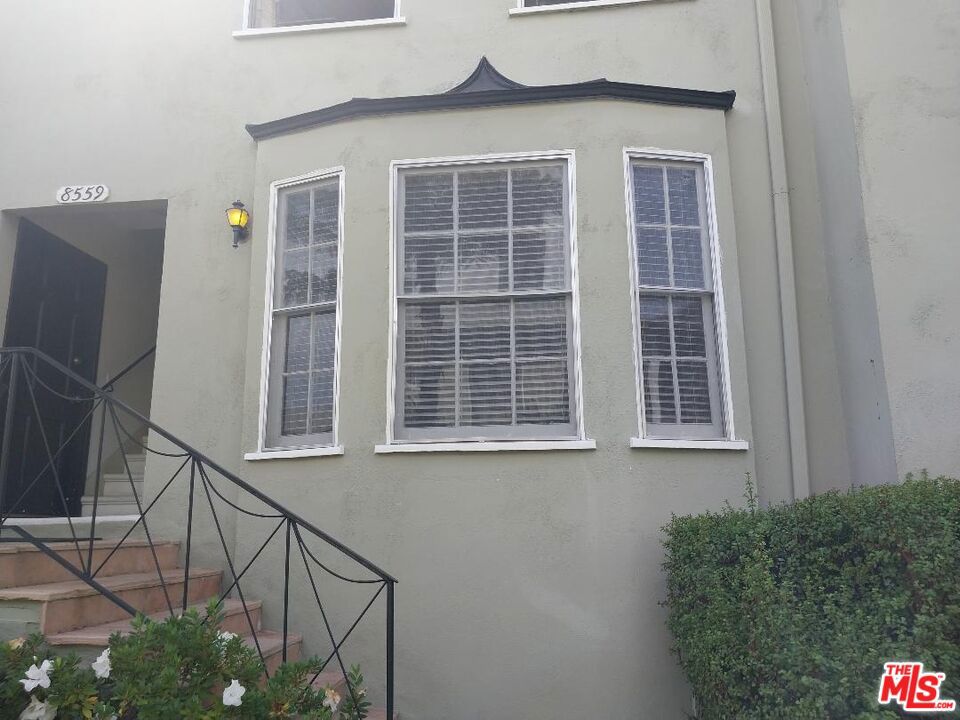 Residential Lease for rent at 8559 HOLLOWAY Drive 2, West Hollywood CA featuring 1 bed and 1 bath