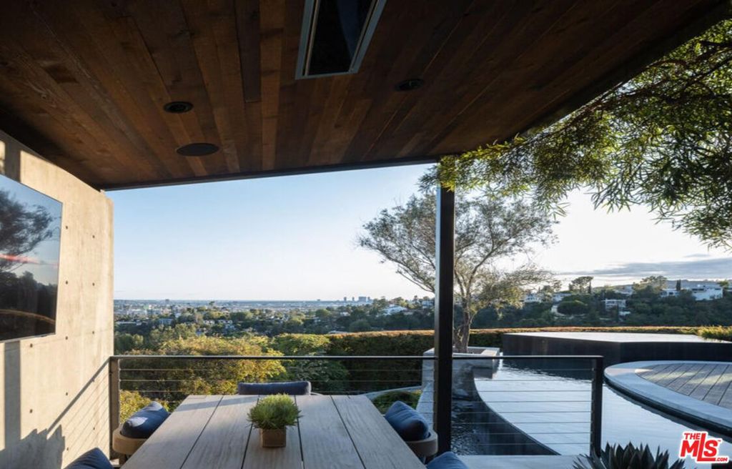 Residential Lease for rent at 2532 Canyon Oak Dr, Los Angeles, Los Angeles County CA featuring 3 beds and 3 baths