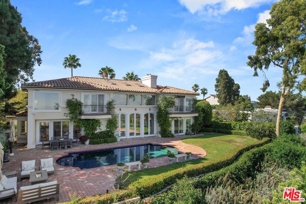 Residential Lease for rent at 10814 Savona Rd, Los Angeles, Los Angeles County CA featuring 6 beds and 8 baths