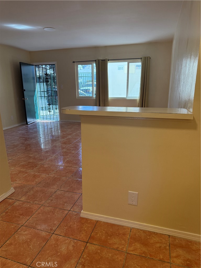 Residential Lease for rent at 1805 S Rimpau, Los Angeles, Los Angeles County CA featuring 1 bed and 1 bath