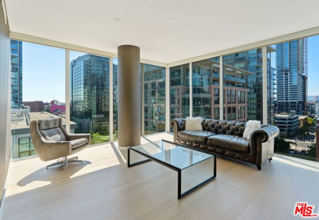 Residential Lease for rent at 1050 S Grand Avenue 1001, Los Angeles, Los Angeles County CA featuring 2 beds and 2 baths